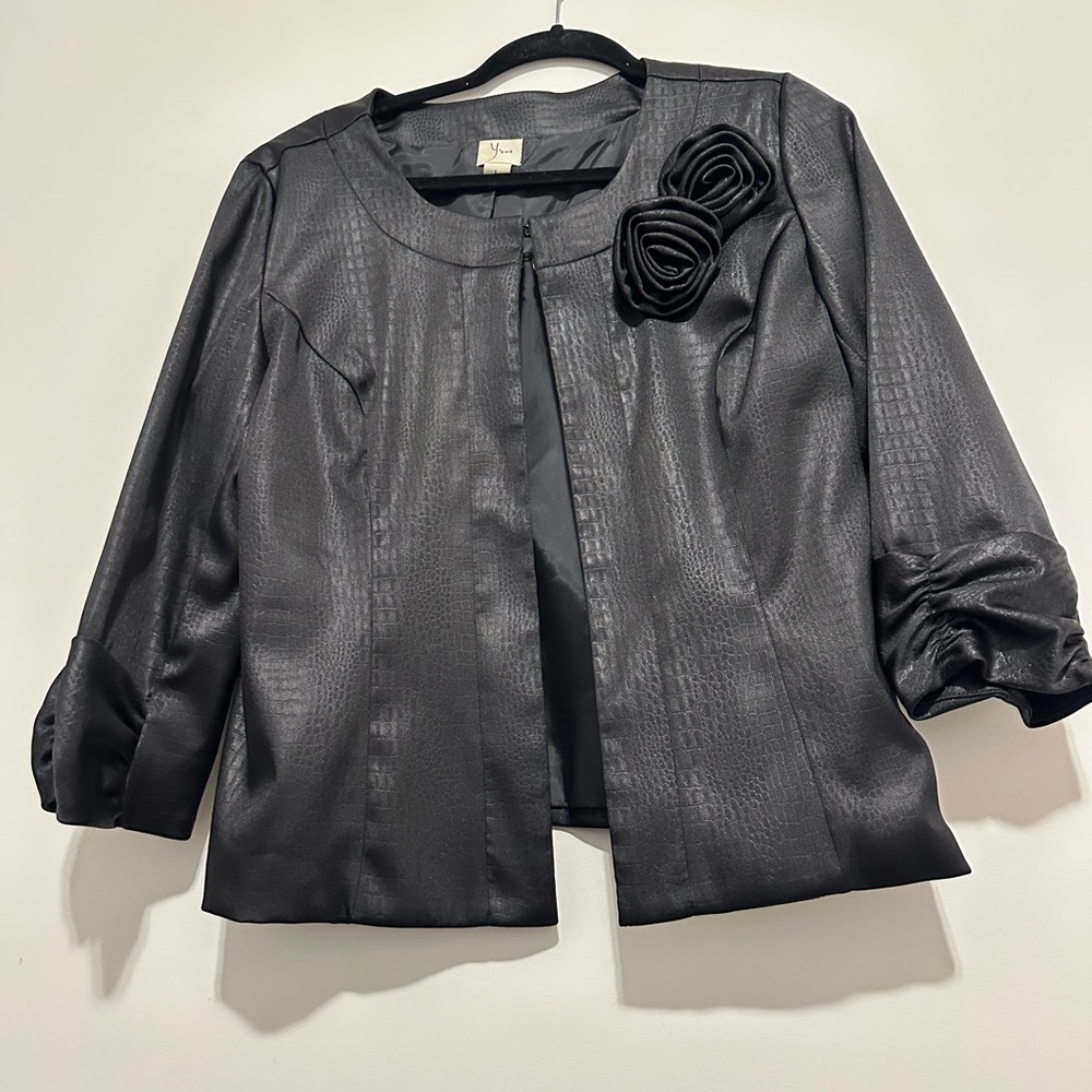 Y es size L womanElegant Black Jacket with Floral Detail